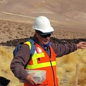 Carlos María Flores en un relevamiento de campo